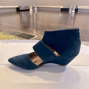 Suede, navy blue dress sandal. Great shape. No marks or stains